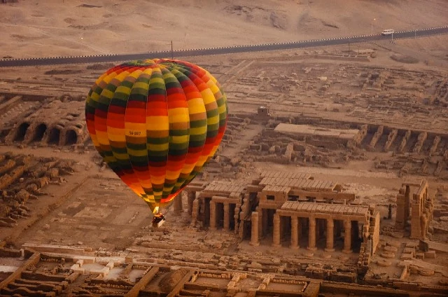 المنطاد الهوائي في الأقصر